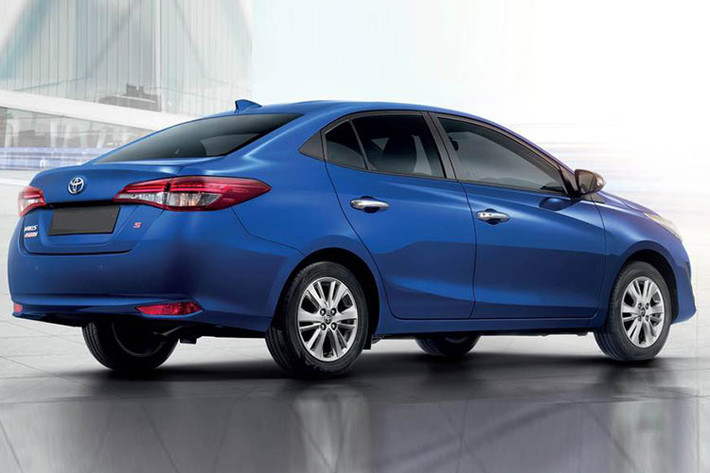 So với Vios, mẫu xe sedan Toyota Yaris Ativ bản nâng cấp giữa vòng đời có vẻ đồ sộ hơn mặc dù không hề thay đổi kích thước. Những đường gân chạy từ hốc bánh trước đến cửa sau, giữa tay nắm cửa và đèn hậu góp phần tạo nên vẻ mạnh mẽ, khỏe khoắn cho xe.