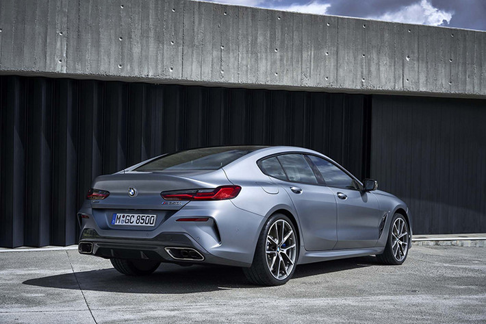 Hệ thống treo thích ứng M là trang bị tiêu chuẩn, phiên bản M850i xDrive Gran Coupe và 840i Gran Coupe được trang bị tiêu chuẩn vi sai M Sport, tiêu chuẩn hệ thống đánh lái 4 bánh Integral Active Steering nhưng sẽ là tùy chọn trên bản 840i Gran Coupe. 8 Series Gran Coupe mang lại nhiều trải nghiệm cầm lái từ êm ái đến thể thao với nhiều chế độ như: COMFORT, ECO Pro, SPORT và SPORT+