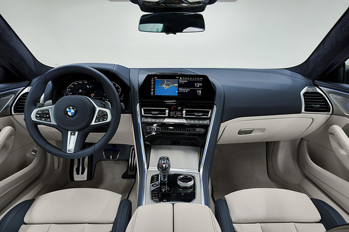 So với biến thể Coupe, 8 Series Gran Coupe dài hơn 9.0 inch (228,6 mm), rộng hơn 1,2 inch (30,5 mm) và cao hơn 2,2 inch (55,9 mm). Bên cạnh đó, chiều dài cơ sở cũng đã được kéo dài thêm 7,9 inch (200,7 mm) để cho phép hàng ghế sau rộng hơn để biến nó thành một chiếc sedan thực thụ mang phong cách coupe. Dung tích khoang hành lý đạt 440 lít đủ lớn để đựng ba túi golf.