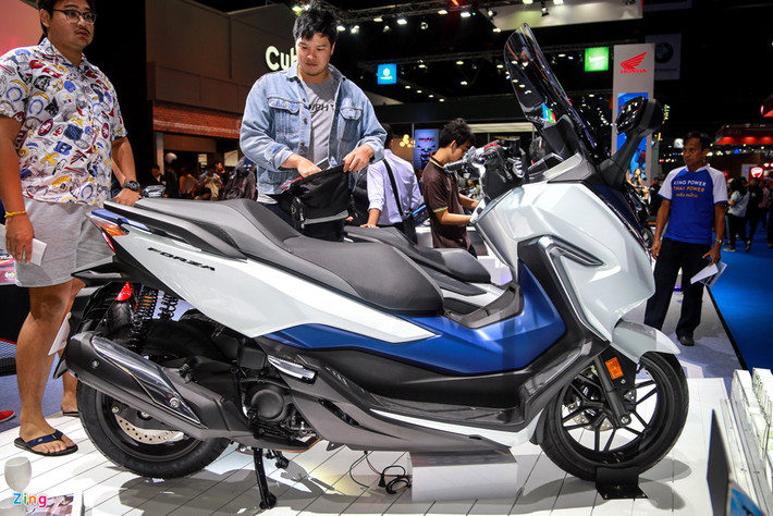 So với bản nâng cấp gần nhất năm 2013 (lúc đó còn dùng tên NSS300 Forza ở nhiều thị trường), chiếc Forza 300 2018 lần này được thay đổi triệt để về thiết kế, trong khi cơ cấu truyền động chỉ cải tiến nhẹ.