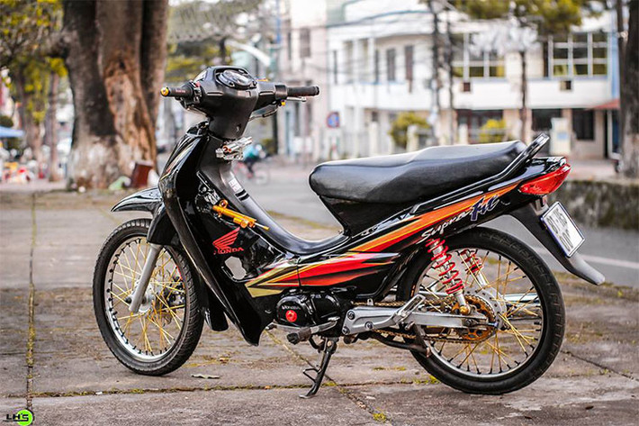 Như vậy, tổng giá trị của các món đồ chơi trên chiếc xe Wave độ kiểng này có thể dễ dàng lên tới hàng chục triệu đồng, đắt hơn cả khi mua một chiếc xe Honda Wave mới hiện nay. Mặc dù chỉ với phong cách đơn giản, nhưng đây được xem là bản độ khá độc và đẹp tại Gia Lai.