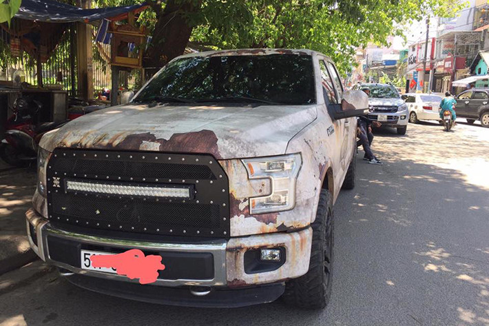 Một chiếc Ford F-150 biển số Sài Gòn xuất hiện trên đường phố với lớp sơn bị "hoen rỉ" gây nhiều chú ý. Tuy nhiên nếu lại gần và quan sát kĩ hơn, chiếc xe "hàng nát" này thực chất chỉ là được dán lại decal bên ngoài trông giống một chiếc xe đã cũ nát. Thực chất chiếc xe này là siêu bán tải Ford F-150 đời mới, phiên bản Platinum cao cấp.