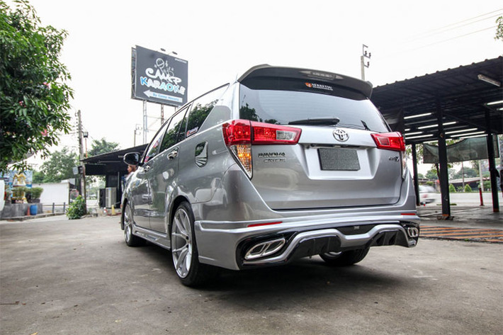 Theo một xưởng độ xe tại Hà Nội cho hay, vật liệu làm bodykit để độ các mẫu xe Toyota lên Lexus thường là nhựa ABS, cao cấp hơn có nhựa PP và composite. Những mẫu này thiết kế sẵn rất nhiều với lẫy được làm như cản nguyên bản, chỉ việc sơn và lắp lên xe chứ không cần chế.