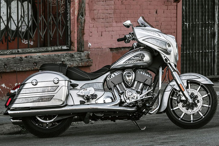 Lớp sơn mới trên mẫu Indian Chieftain Elite 2018 được sơn thủ công cần tới 25 tiếng để hoàn thiện mỗi chiếc xe. Chính vì vậy, dù đều mang trên mình màu bạc Black Hills Sliver song mỗi chiếc xe đều có điểm khác biệt với nhau, không đồng nhất, tạo cảm giác đặc biệt cho khách hàng