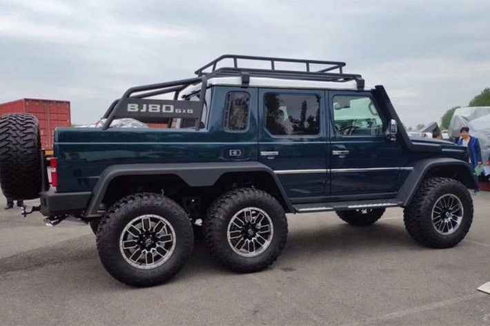 Sở dĩ Beijing Auto BJ80 6x6 thu hút sự chú ý từ giới truyền thông vì mẫu xe này sở hữu thiết kế bên ngoài rất giống với "vua địa hình" Mercedes-Benz G63 AMG 6x6 hiện đã bị "khai tử". Trong khi đó, thiết kế lưới tản nhiệt của Beijing Auto BJ80 6x6 lại lấy cảm hứng từ xe Jeep.