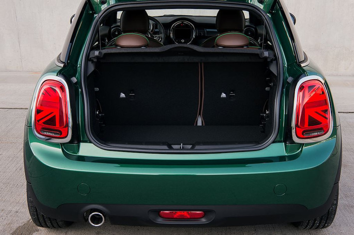 Dù ở bất kỳ phiên bản màu sắc nào, MINI 60 Years Edition đều có riêng phần mui xe và ốp gương chiếu hậu tương phản được sơn màu trắng hoặc đen. Dọc hai bên nắp ca-pô của chiếc xe là những đường kẻ trang trí đặc trưng của MINI; riêng đường ở bên trái được in logo 60 năm đặc biệt. Bên cạnh decal, logo 60 năm còn xuất hiện ở các tấm ốp hai bên vè trước.
