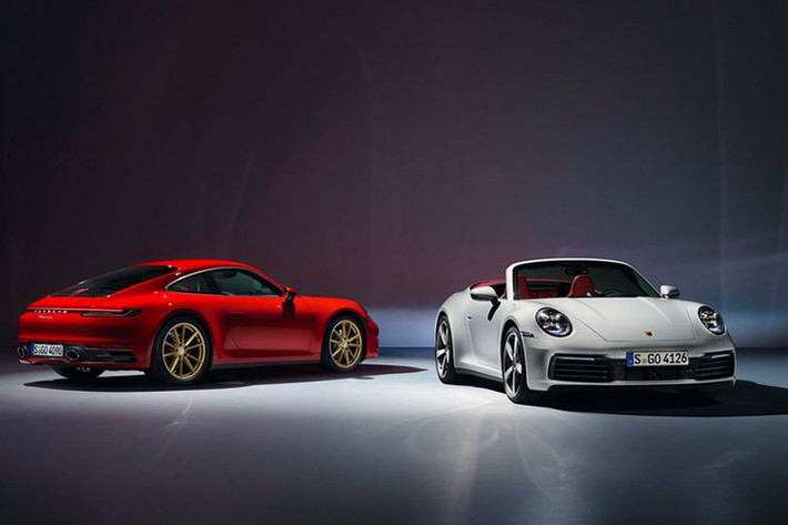 Mẫu xe thể thao Porsche 911 Carrera Coupe và Convertible mới sẽ được phân phối tới thị trường Mỹ vào đầu năm tới, cả hai đều sử dụng động cơ tăng áp kép 3.0 lít 6 xi-lanh, sản sinh công suất 379 mã lực và mô-men xoắn cực đại 449Nm.