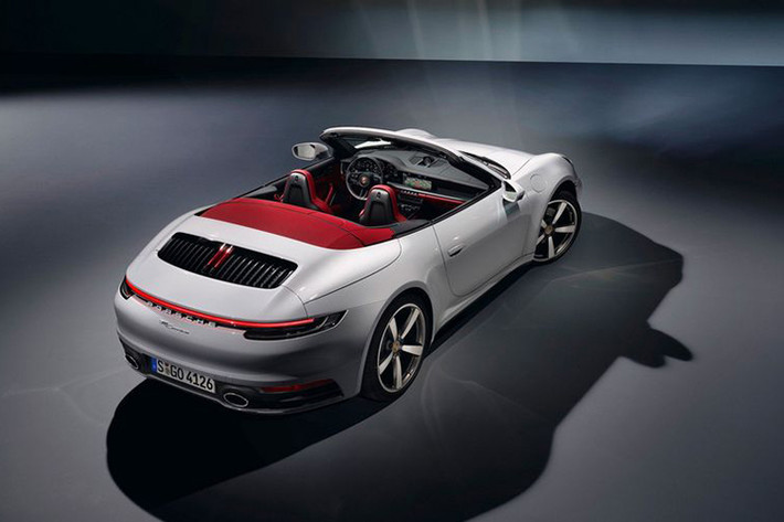 Porsche cho biết khách hàng hoàn toàn có thể nâng cấp 911 Carrera Coupe và Convertible mới để xe có diện mạo giống như Carrera S và 4S, với các tùy chọn như bánh xe 20-21 inch, phanh gốm composite và hệ thống ống xa thể thao hình bầu dục.