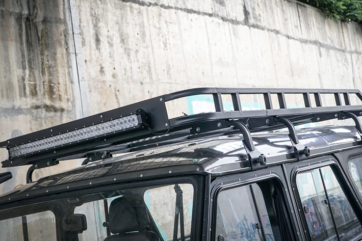 Bản thân đã là chiếc xe SUV địa hình 4x4 với đặc điểm sàn xe dễ thoát nước, gầm cao, máy khỏe... chính vì vậy việc độ lại chiếc UAZ Hunter này chủ yếu tập trung vào các chi tiết đồ chơi bên ngoài như cản trước, cản sau, giá nóc, đèn trợ sáng và ống thở nối dài cổ hút gió lên cao.