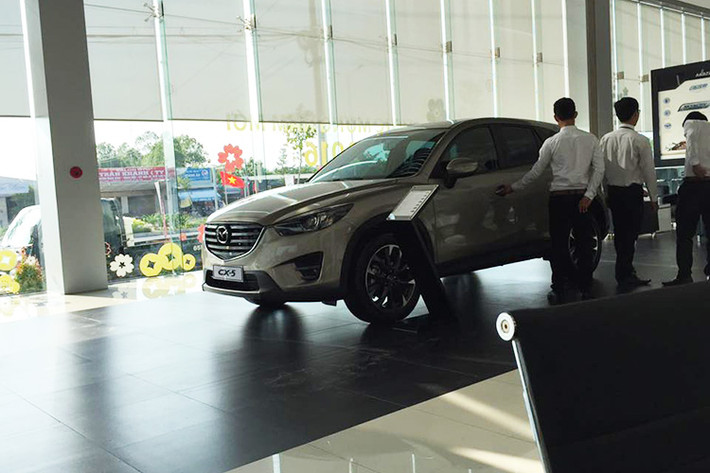 Ngoài việc thông tin rao bán mẫu xe mới Mazda CX-5 phiên bản 2016, hàng loạt những hình ảnh về mẫu xe mới này cũng đã xuất hiện tại đại lý. Điều này chứng tỏ chiếc xe có thể đến tay khách hàng trước Tết nguyên đán 2016.