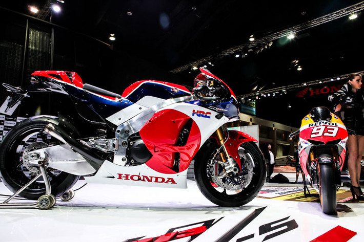 Về kiểu dáng, RC213V-S giống nguyên như RC213V, phiên bản đua sử dụng tại MotoGP. Xe chứa nhiều vật liệu nhẹ như nhôm, sợi carbon. Ngay cả kiểu ống xả nhỏ gắn dưới yên và lệch bên phải cũng tương tự bản MotoGP. Tổng thể xe 2.052 x 645 x110mm vachiều dài cơ sở 1.435mm. Xe sử dụng hệ thống động cơ 4 thì, DOHC 4 van, V4, sản sinh công suất cực đại 180 KW.