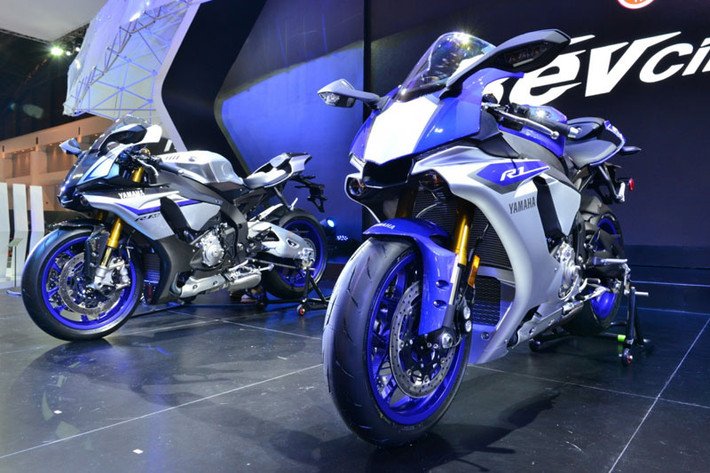 Tại BIMS 2015, Yamaha tung ra 2 siêu phẩm của R1: R1 thường và R1M. Trong đó, R1 là bản tiêu chuẩn còn R1M là bản chạy đua có sức mạnh lớn hơn, tích hợp thêm nhiều công nghệ và cả hai đều được trang bị khối động cơ 4 xy-lanh thẳng hàng cho công suất tối đa là 200 mã lực. Giá của R1 và R1M 2015 lần lượt là 16.490 USD và 21.990 USD.