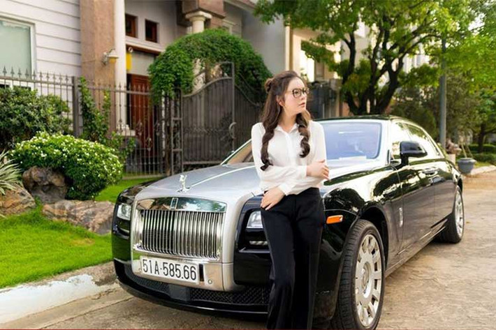 Được biết, Lý Nhã Kỳ hiện đang giữ chức Phó chủ tịch Hội mỹ nghệ, kim hoàn, đá quý Việt Nam. Cô nàng "kiều nữ này" cũng thường xuyên xuất hiện cùng chiếc siêu xe sang Roll-Royce Ghost tại các sự kiện lớn.