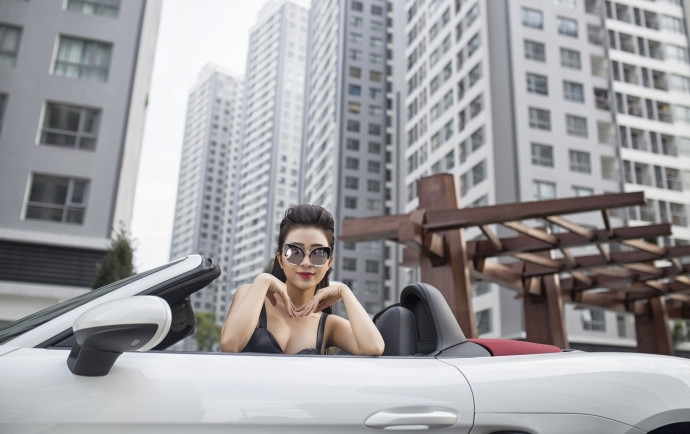 Ngoài việc đổi vô-lăng, hệ thống trợ lực lái điện tử của 718 Boxster cũng được cải tiến để cho cảm giác lái thật hơn 10% so với phiên bản cũ. Trong khi đó, bảng điều khiển trung tâm của 718 Boxster có hệ thống thông tin giải trí PCM thế hệ mới, kèm theo màn hình cảm ứng, kết nối smartphone CarPlay và Android Auto.