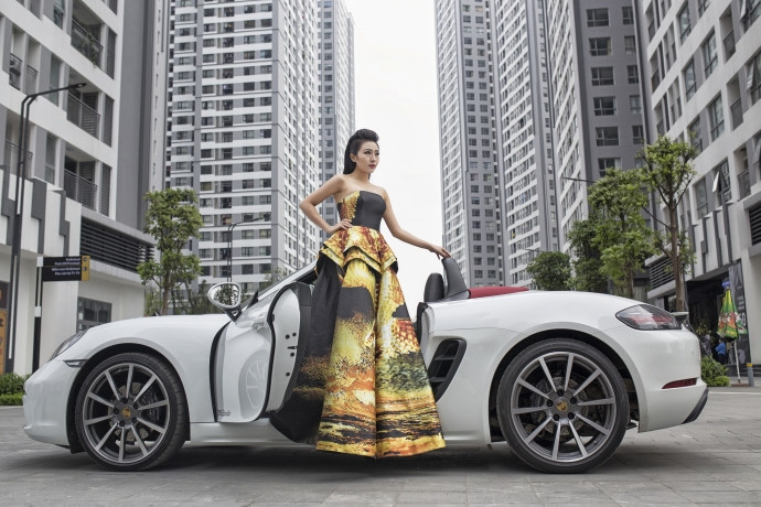 Theo hãng xe Porsche cho biết, số 718 trong tên gọi mới của mẫu xe mui trần giá rẻ Porsche 718 Boxster nhằm gợi nhớ tới chiếc xe đua 718 đã từng thắng nhiều cuộc đua trong thập niên 50-60. Ngoài Boxster, sắp tới dòng Cayman cũng có số 718 phía sau tên gọi.
