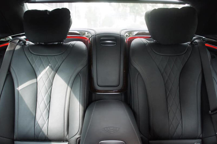 Mercedes cũng trang bị cho mẫu xe siêu sang Maybach S500 một loạt các tính năng an toàn như hệ thống túi khí, tính năng cảnh báo mất tập trung cho người lái, chức năng hỗ trợ khởi hành và bám đường, hệ thống cảm biến và camera lùi giúp người lái điều khiển xe thuận tiện hơn.
