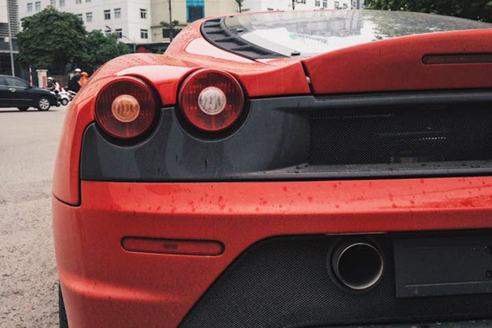 Bên trong khoang lái, siêu xe Ferrari 430 Scuderia có "nội y" màu đỏ kết hợp cùng nhiêu chi tiết được sơn màu đen đối lập. Trên mẫu xe này, hãng xe Ferrari tích hợp hàng loạt tính năng tương tự các mẫu xe đua F1 và còn được tay đua huyền thoại Micheal Schumacher tham gia phát triển cũng như ra mắt.
