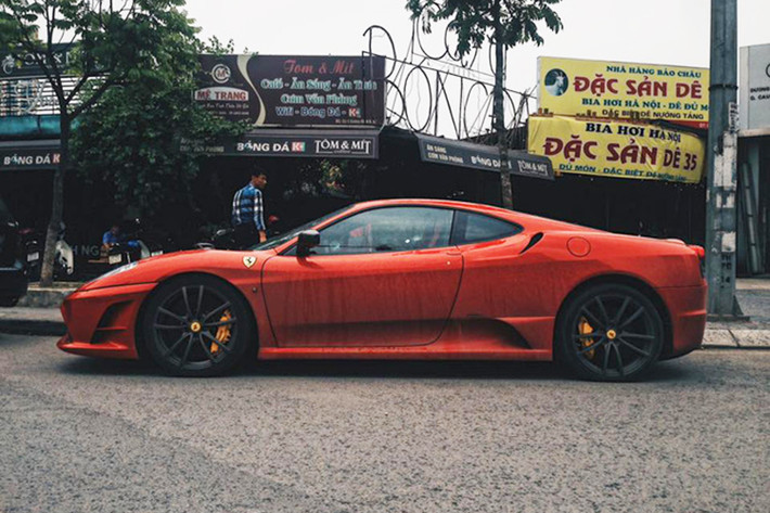 Tuy nhiên, những hình ảnh mới nhất về chiếc Ferrari 430 Scuderia cho thấy "siêu ngựa" có vẻ như sẽ không định cư tại tỉnh Tuyên Quang khi vừa được tiếp tục cho di chuyển lên Thủ Đô Hà Nội. Hiện chưa rõ ai là người sở hữu siêu xe này nhưng với việc "siêu ngựa" độc nhất vô nhị này lăn bánh khiến nhiều người tò mò..
