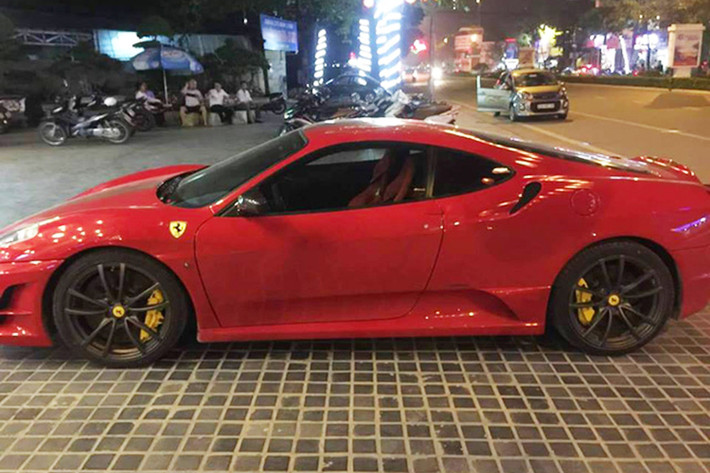 Cạnh tranh trực tiếp với đối thủ "siêu bò" Lamborghini Gallardo Superleggera vào thời điểm ra mắt, Ferrari F430 Scuderia nhẹ hơn 100 kg và mạnh hơn F430 tiêu chuẩn. Vẫn sử dụng động cơ V8, dung tích 4,3 lít nhưng Ferrari F430 Scuderia sở hữu công suất tối đa 503 mã lực và mô-men xoắn cực đại 465 Nm tại vòng tua máy 5.250 vòng/phút.
