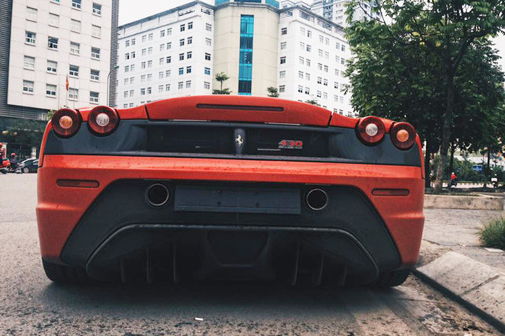 Chiếc Ferrari 430 Scuderia độc nhất Việt Nam vừa lăn bánh trên phố tại Tuyên Quang và Hà Nội có ngoại thất đỏ tươi. Điểm nhấn ở ngoại hình có thể kể đến 2 đường sọc màu vàng lợt chạy từ nắp capô, lên trần và kết thúc ở đuôi xe. Ngoài ra, xe còn được trang bị la-zăng 5 chấu kép kết hợp cùng kẹp phanh màu vàng rực nổi bật.