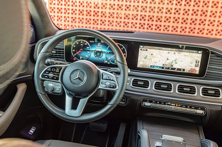 Cuối cùng, đối với những khách hàng tìm kiếm một chiếc Mercedes-Benz GLE máy dầu mạnh mẽ hơn nữa, hãng xe sang Đức sẽ cung cấp phiên bản 400d 4Matic, xe sử dụng bản nâng cấp của động cơ 2,9 lít 6 xi-lanh thẳng hàng, kết hợp với sự hỗ trợ của bộ EQ Boost.