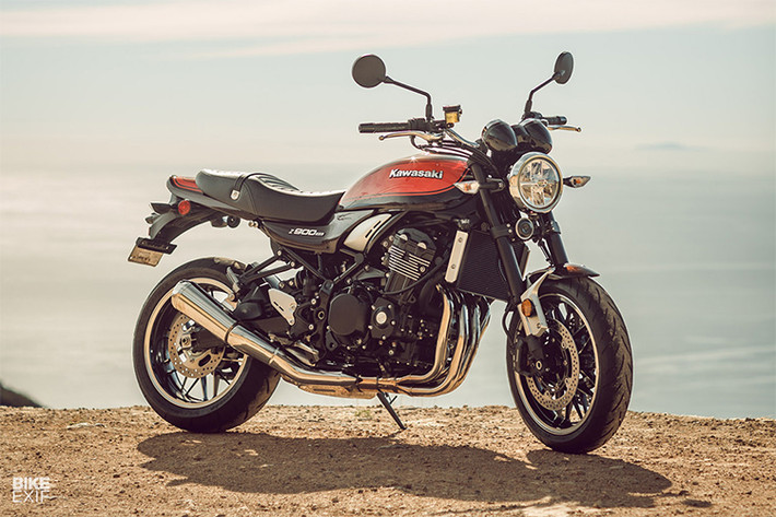 Về ngoại hình, Z900RS mang kiểu dáng café racer đậm chất cổ điển nhưng không hề lỗi thời nhờ những công nghệ hiện đại mà hãng xe máy Kawasaki đã mang đến. Phần đầu xe được trang bị cụm đèn pha tròn với viền mạ chrome theo phong cách hoài cổ nhưng vẫn được trang bị đèn led hiệu năng cao. Xi nhan cũng là đèn dạng led.