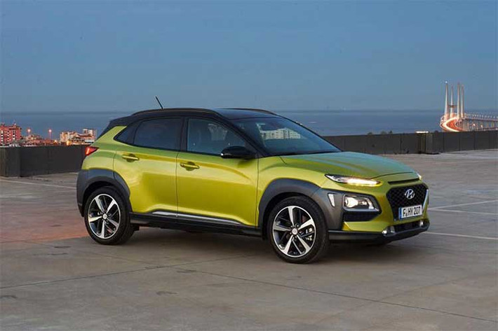 Mẫu xe Hyundai Kona 2018 vừa ra mắt thị trường Mỹ. Phiên bản SE có giá 19.500 USD (khoảng 442 triệu đồng), sử dụng động cơ 2.0L, cho công suất 147 mã lực và mô-men xoắn 178 Nm. Hộp số tự động 6 cấp. Nếu muốn trang bị thêm hệ dẫn động 4 bánh, giá bị đội thêm 1.300 USD. Phiên bản SEL bắt đầu từ 21.150 USD (khoảng 476 triệu đồng).