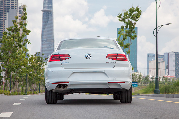 Ở phần đuôi xe, thiết kế của Passat mang đầy sự gai góc của một mẫu sedan to lớn, góc cạnh và đầy mạnh mẽ. Đuôi xe với cản sau lớn, đuôi rộng cùng bộ ống xả kép được thiết kế về bên phải, pad biển số nằm thấp cùng dải đèn báo phía dưới. Dàn đèn báo phía sau có thể nhìn ra ở Passat có nét gì đó tương đồng giữa với thiết kế của "người anh em" Audi.