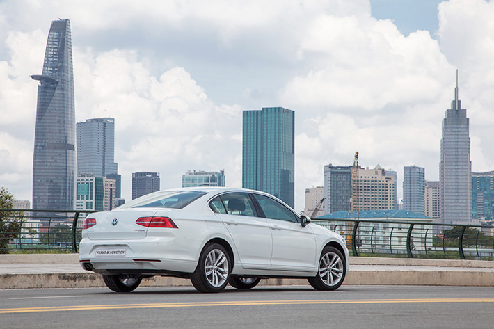 Là chiếc sedan cỡ trung hạng D đẳng cấp xe Đức, Volkswagen Passat trở thành một lựa chọn mới tại Việt Nam, rất đáng tiền cho những doanh nhân. Ở phiên bản mới này, xe sở hữu kích thước (Dài x Rộng x Cao) là (4.767 x 1.832 x 1.456)mm, thiết kế mang phong cách đậm chất Châu Âu.