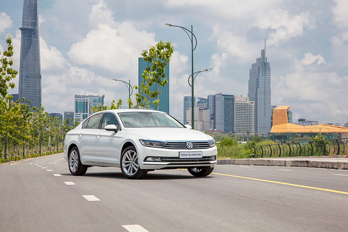 Volkwagen Passat Bluemotion 2017 hiện có 2 mức giá bán tại thị trường Việt Nam là 1,45 tỷ đồng với các bản có ngoại thất màu trắng, xanh nhớt, đen, xanh đen, nâu và xám. Riêng bản trắng ngọc trai có giá đắt hơn 20 triệu đồng. Mức giá này cho thấy Passat sẽ cạnh tranh với các đối thủ như; Audi A4, BMW 3 series, C-Class và Toyota Camry 2.5Q.