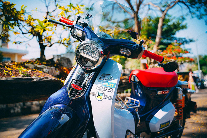 Trên chiếc Honda Super Cub C125 độ này, dù thay đổi khá nhiều chi tiết trên xe nhưng vẻ đẹp cổ điển pha nét hiện đại vẫn giữ được vẻ đẹp nguyên vẹn của nhà sản xuất, đi kèm đó là những món đồ chơi kiểng có giá trị đến từ những thương hiệu nổi tiếng như Brembo, Ohlins...