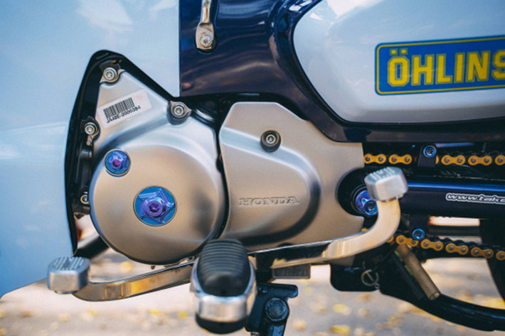 Động cơ của chiếc Honda Super Cub C125 này vẫn được giữ nguyên bản với dung tích 125 phân khối, phun xăng điện tử, làm mát bằng gió, công suất 9,7 mã lực tại vòng tua máy 7.500 vòng/phút, mô-men xoắn cực đại 10,4 Nm tại vòng tua máy 5.000 vòng/phút. Đi kèm hộp số 4 cấp.