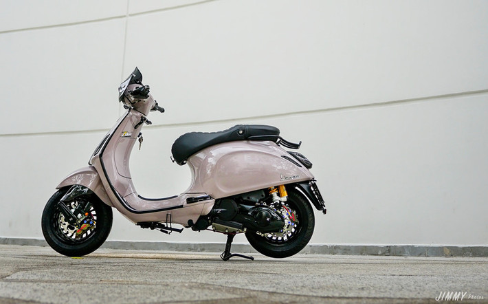 Tông màu chủ đạo trên xe được goi là "Special Grey", đây là tông màu xám pha tím, hơi phớt hồng. Chủ xe muốn chiếc xe của mình trở nên cứng cáp và thể thao hơn, nhưng vẫn không muốn làm mất đi kiểu dáng cổ điển vốn làm nên thương hiệu xe máy Vespa.