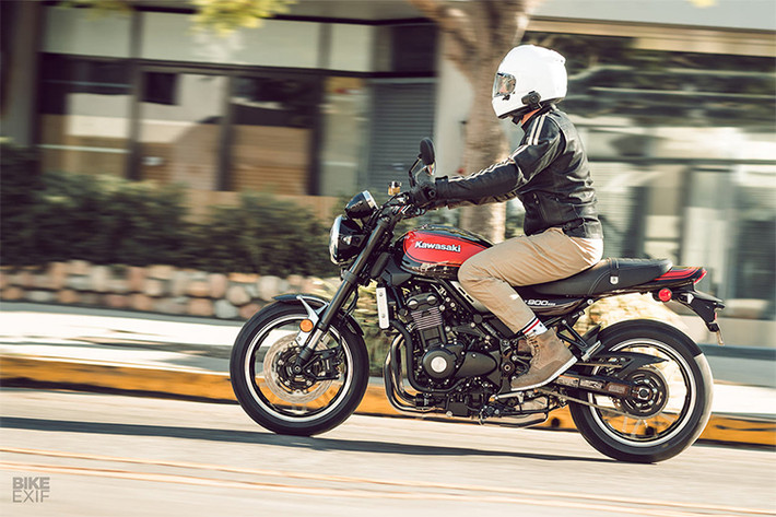 Kawasaki Z900RS được trang bị cặp phuộc trước upside down và phuộc monoshock sau cùng với khung gầm thể thao và thiết bị hiện đại như phanh ABS trước/sau tương tự như "đàn anh" Z900. Tuy nhiên với ghi đông cao, yên xe thấp,... chiếc xe mang lại tư thế ngồi thoải mái và dễ làm chủ xe hơn.