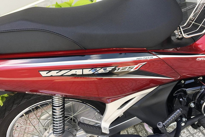 Cụm đèn hậu mới trên Honda Wave 125i 2019 mang đến dáng vẻ thanh lịch hơn so với đời trước. Honda Wave 125i nhập từ Thái Lan có dung tích bình xăng lên đến 5,4 lít, cao hơn sức chứa 4,6 lít của chiếc Honda Future 125 ở Việt Nam. Cốp chứa đồ dung tích 17 lít. Yên xe liền lạc và bộ tem mới thể thao hơn.