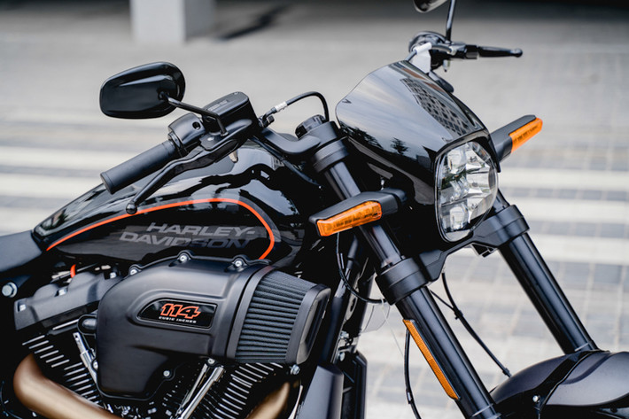 Lấy cảm hứng từ máy bay chiến đấu và những chiếc xe đua Drag kiểu Mỹ, Harley-Davidson FXDR là sự kết hợp giữa động cơ Milwaukee-Eight 114 với các bộ phận làm từ hợp kim nhôm và vật liệu tổng hợp siêu nhẹ giúp giảm khối lượng xe. Mặc dù vậy với trọng lượng ướt 303kg, FXDR 114 vẫn là một mẫu power cruiser "hạng nặng".