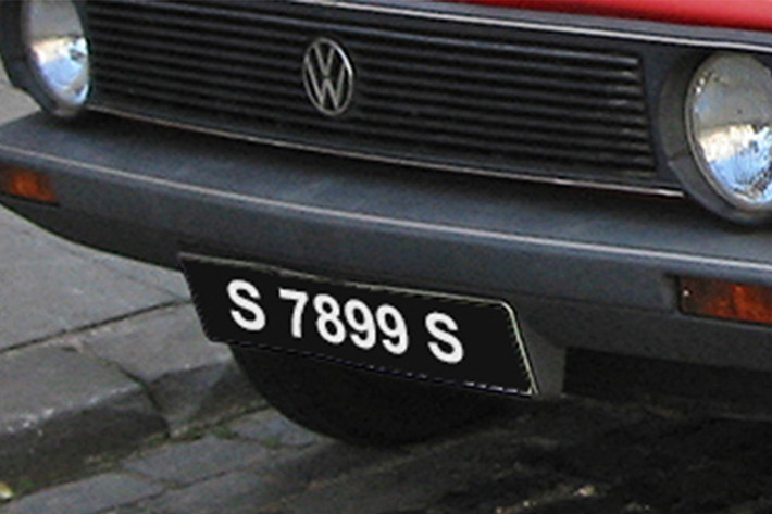 S 7899 S được xem là một dãy biển số ôtô đặc biệt tại Malaysia. Theo quan niệm của người dân nơi đây, 7899 được phân tích như sau: 7=grow (phát triển, tăng trưởng), 8=prosperous (thịnh vượng, phát đạt) và 99=forever and ever (mãi mãi, trường tồn). Trong khi đó, S là ký hiệu viết tắt của success (thành công).