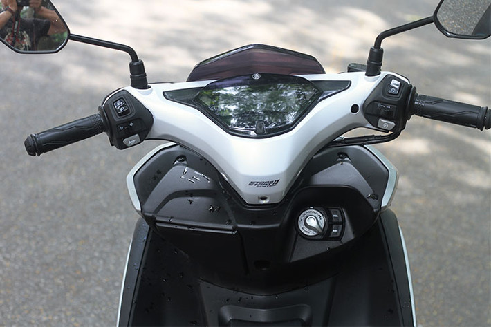Ở phía sau yếm, Yamaha đã bố trí cho NVX một hộc chứa đồ nhỏ có nắp đậy để có thể gắn thêm khẩu để xạc các thiết bị di động. Bên cạnh là ổ khóa thông minh với núm vặn kèm công tắc mở cốp và nắp bình xăng.
