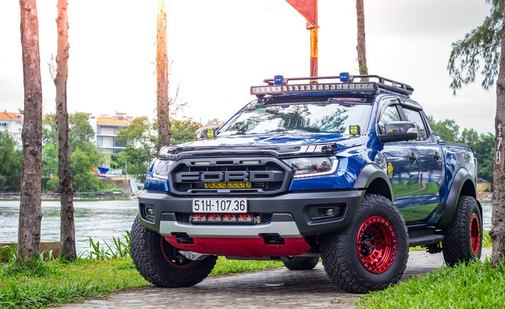 Chỉ mới lăn bánh được 184 km, chủ xe "chịu chơi" đã mang chiến binh Raptor của mình đi độ mâm Fuel Beadlock 17 inch màu đỏ candy cùng bộ giáp bảo vệ gầm 4 tấm Rhino bằng vật liệu nhôm, trọng lượng nhẹ nhưng rất chắc chắn giúp bảo vệ gầm xe trong những chuyến offroad.