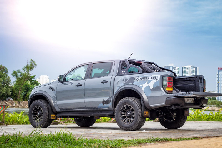 Chiếc Raptor màu xám xi măng này (màu hiếm nhất của các phiên bản Raptor tại thị trường Việt Nam) có điểm nhấn là bộ thanh thể thao Warrior và giá treo lốp của thương hiệu Hamer Thái Lan giúp chiếc xe trở nên "ngầu" và phong cách hơn.