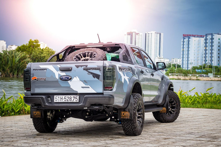 Ở phía sau là bộ tem nguyên bản Raptor Original. Trong một số hình ảnh ra mắt Ranger Raptor vào đầu năm 2018, chiếc siêu bán tải được khoác lên mình bộ tem tương đối bắt mắt, tuy nhiên khi bán ra tại thị trường Việt Nam, không hiểu vì sao mà mẫu tem này lại bị cắt bỏ. Tổng chi phí cho gói độ này khoảng 65 triệu đồng.