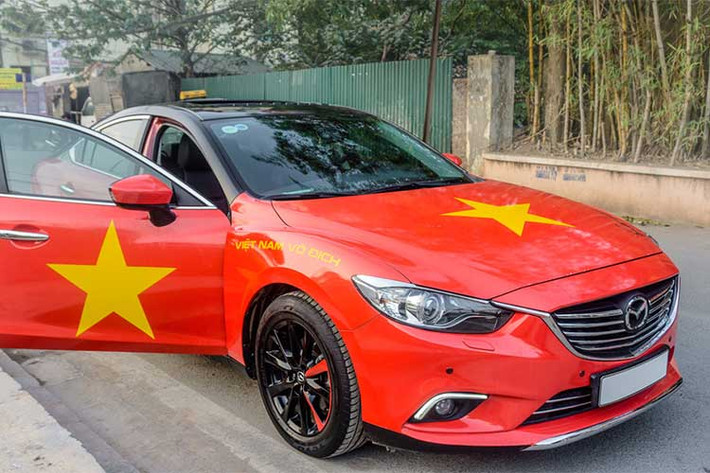 Thậm chí trên nhiều diễn đàn, hội nhóm, đã có những tấm băng rôn, đề-can (decal) cổ động U23 Việt Nam và dán xe miễn phí được phát hành một cách nhanh chóng. Tất cả vì một niềm vui mà suốt 10 năm qua người hâm mộ trái bóng tròn Việt Nam chưa được tận hưởng.