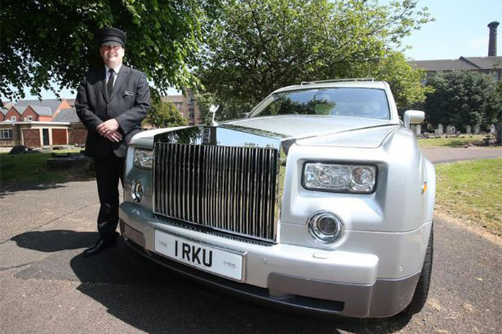 Sau đó, công ty dịch vụ tang lễ đình đám A W Lymn The Family Funeral Service đã thuê người biến thành xe tang siêu sang Rolls-Royce. Dự án độ khá độc đáo này mới được tiến hành bởi các chuyên gia thân vỏ ở Ý.