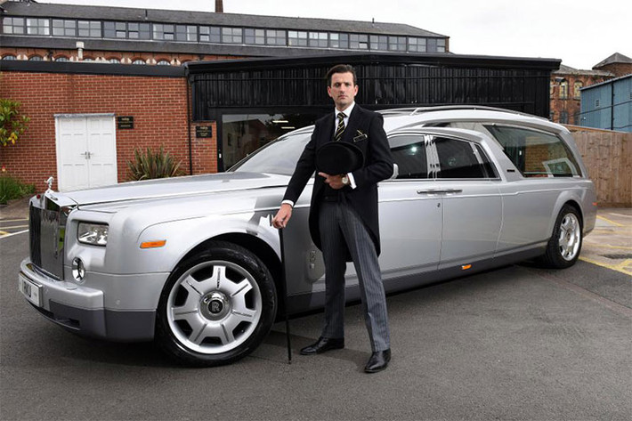 Tuy nhiên, những trang bị tiện nghi này đã bị loại bỏ khi chiếc Rolls-Royce Phantom được biến thành xe tang. Ngay cả ngăn làm lạnh rượu champagne ở hàng ghế sau cũng không được giữ lại. Thay vào đó là khoang chở quan tài bằng thép không gỉ, da và kính pha lê