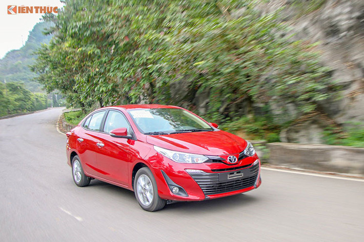 Tại thị trường Việt Nam - Toyota Vios 2018 mới có tổng cộng 3 phiên bản, gồm E MT, E CVT và G CVT với giá bán lần lượt là 531 triệu đồng, 569 triệu đồng và 606 triệu đồng. Xe được lắp ráp trong nước với 151 linh kiện Việt Nam và Toyota đạt kỳ vọng đạt doanh số trung bình 2.400 xe/tháng - đây là kỳ vọng có cơ sở bởi mẫu xe này thường xuyên nằm trong top đầu xe bán chạy nhất ở nước ta.
