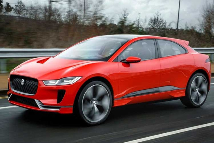 Với vòm mui thấp, vuốt về phía sau và phần đuôi thừa ra một khoảng nhỏ, I-Pace thậm chí còn giống như một mẫu sedan khi nhìn từ một số góc độ. Có nhiều chi tiết thiết kế cá tính nhưng cũng giống như phiên bản concept trước đây, nhưng I-Pace bản thương mại 2018 đã được hãng xe sang Jaguar "bình thường hóa" khi đưa vào sản xuất.