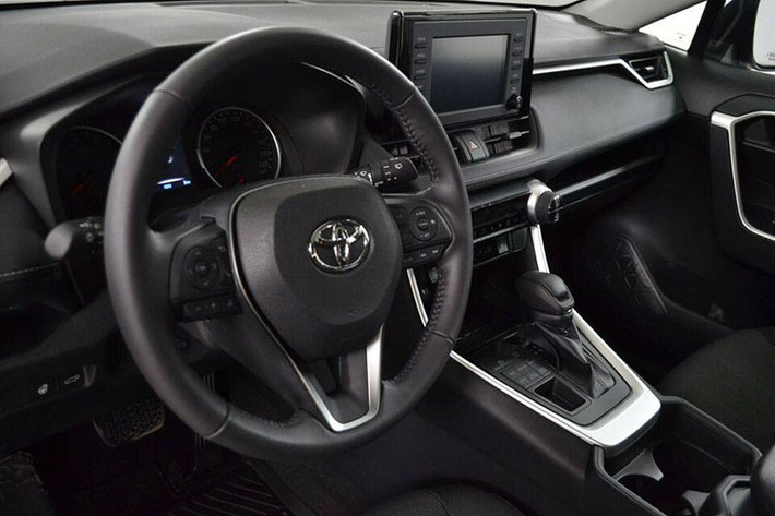 Bên trong Toyota RAV4 2019 là không gian nội thất thanh lịch hơn với màn hình cảm ứng 7 hoặc 8 inch trên mặt táp-lô, tùy thuộc vào hệ thống âm thanh được chọn, bao gồm Entune 3.0, Entune 3.0 Audio Plus và Entune 3.0 Premium Audio. Dưới màn hình trung tâm là núm chỉnh thẳng đứng hơn để người lái dễ sử dụng.