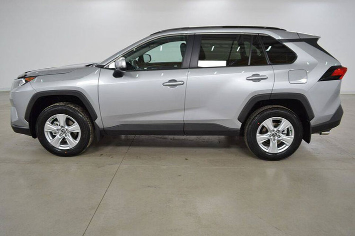 Tại thị trường nước ngoài, Toyota RAV4 2019 có những trang bị an toàn như 8 túi khí, cảnh báo va chạm sớm, phát hiện người đi bộ, kiểm soát hành trình bằng radar, cảnh báo chệch làn đường, hỗ trợ đánh lái, đèn pha tự động, hỗ trợ dò theo làn đường và nhận diện biển báo giao thông.