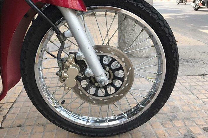 Bánh xe trước với hệ thống thắng trước sử dụng thắng đĩa, thắng đùm phía sau. Bình xăng có dung tích lên tới 5,2 lít, được đặt giữa thân xe. Phuộc trước của xe thiết kế dạng ống lồng, sau dạng monoshock được sơn màu đỏ bắt mắt, đi kèm là dàn yếm với các khe hút gió.