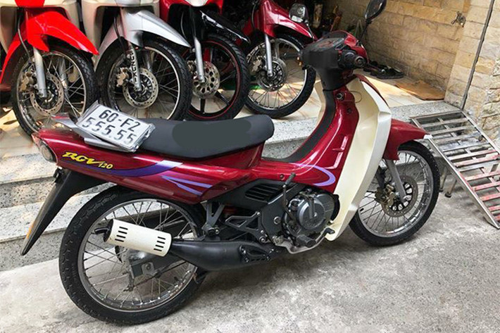 Chiếc xe máy Suzuki RGV 120 côn tay, hai kỳ đời 2001 "trùm mền" và mới đăng ký lại tại Đồng Nai với biển số "ngũ quý 5". Xe được một người chơi tại TP HCM sưu tầm, vừa được rao bán với giá ngang ngửa một chiếc xe Kia Morning "đạp hộp" tại thị trường Việt Nam.